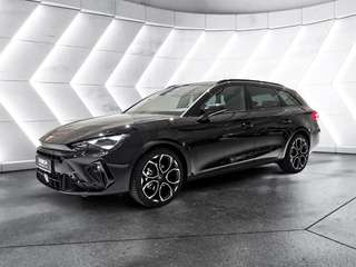 Schräge Frontansicht auf einen CUPRA Leon , freigestellt