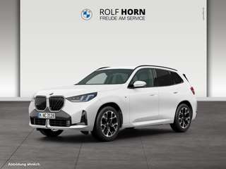 Schräge Frontansicht auf einen BMW X3 , freigestellt