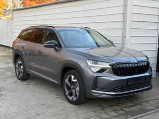 Schräge Frontansicht auf einen Skoda Kodiaq , freigestellt