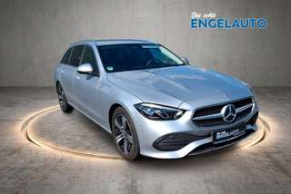 Schräge Frontansicht auf einen Mercedes-Benz C-Klasse , freigestellt