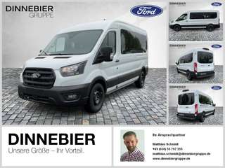 Schräge Frontansicht auf einen Ford Transit , freigestellt
