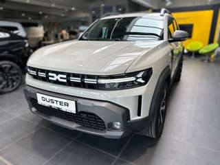 Schräge Frontansicht auf einen Dacia Duster , freigestellt