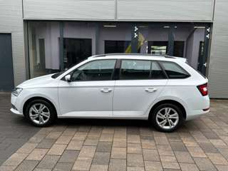 Schräge Frontansicht auf einen Skoda Fabia , freigestellt