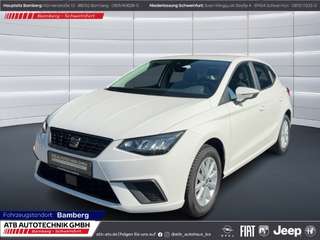 Schräge Frontansicht auf einen SEAT Ibiza , freigestellt