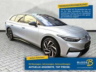 Schräge Frontansicht auf einen Volkswagen ID.7 , freigestellt