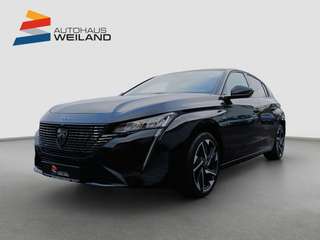 Schräge Frontansicht auf einen Peugeot 308 , freigestellt