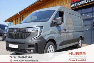 Schräge Frontansicht auf einen Renault Master , freigestellt