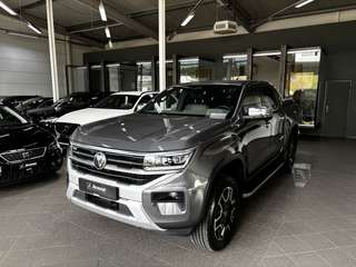Schräge Frontansicht auf einen Volkswagen Amarok , freigestellt