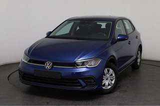 Schräge Frontansicht auf einen Volkswagen Polo , freigestellt