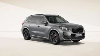 Schräge Frontansicht auf einen BMW X1 , freigestellt