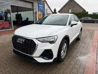 Schräge Frontansicht auf einen Audi Q3 , freigestellt