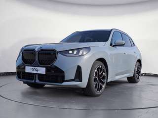 Schräge Frontansicht auf einen BMW X3 , freigestellt