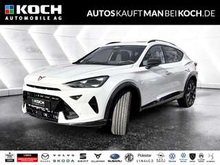 Schräge Frontansicht auf einen CUPRA Formentor , freigestellt