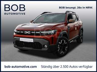 Schräge Frontansicht auf einen Dacia Duster , freigestellt