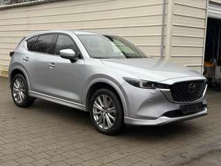 Schräge Frontansicht auf einen Mazda CX-5 , freigestellt
