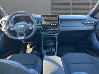 Schräge Frontansicht auf einen Dacia Duster , freigestellt