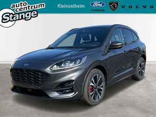 Schräge Frontansicht auf einen Ford Kuga , freigestellt