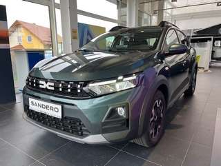 Schräge Frontansicht auf einen Dacia Sandero , freigestellt