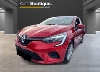 Schräge Frontansicht auf einen Renault Clio , freigestellt