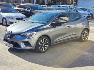 Schräge Frontansicht auf einen Renault Clio , freigestellt