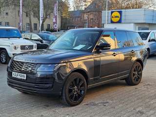 Schräge Frontansicht auf einen Land Rover Range Rover , freigestellt