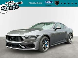 Schräge Frontansicht auf einen Ford Mustang , freigestellt
