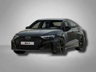Schräge Frontansicht auf einen Audi RS3 , freigestellt
