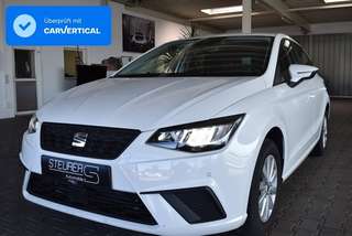 Schräge Frontansicht auf einen SEAT Ibiza , freigestellt