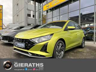 Schräge Frontansicht auf einen Hyundai i20 , freigestellt