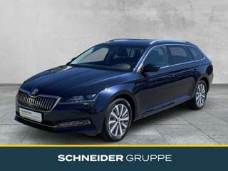 Schräge Frontansicht auf einen Skoda Superb , freigestellt