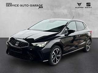 Schräge Frontansicht auf einen SEAT Ibiza , freigestellt