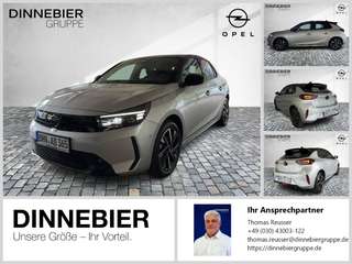 Schräge Frontansicht auf einen Opel Corsa , freigestellt