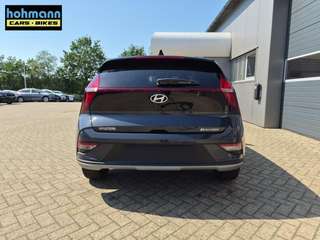 Schräge Frontansicht auf einen Hyundai Bayon , freigestellt