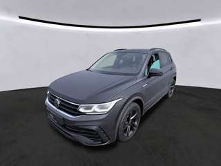 Schräge Frontansicht auf einen Volkswagen Tiguan , freigestellt