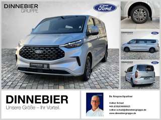 Schräge Frontansicht auf einen Ford Tourneo Custom , freigestellt