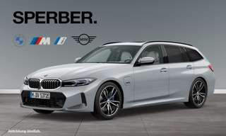 Schräge Frontansicht auf einen BMW 3er-Reihe , freigestellt