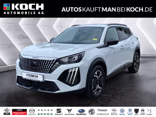 Schräge Frontansicht auf einen Peugeot 2008 , freigestellt