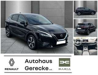 Schräge Frontansicht auf einen Nissan Qashqai , freigestellt