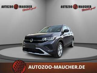 Schräge Frontansicht auf einen Volkswagen T-Cross , freigestellt