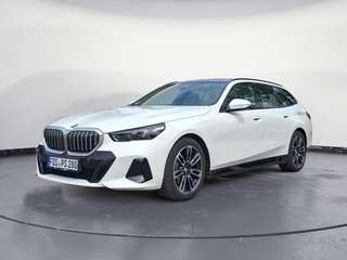 Schräge Frontansicht auf einen BMW 5er-Reihe , freigestellt