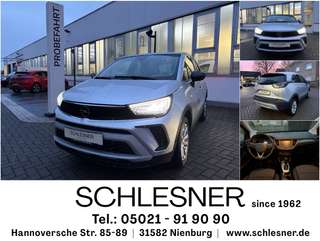 Schräge Frontansicht auf einen Opel Crossland X , freigestellt