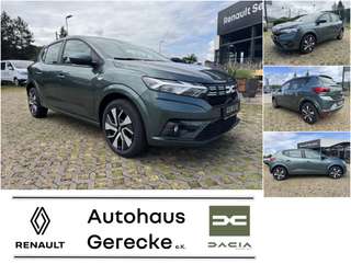 Schräge Frontansicht auf einen Dacia Sandero , freigestellt