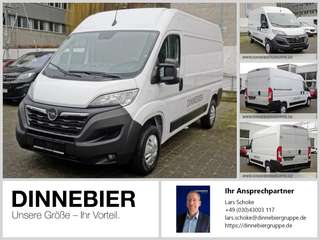 Schräge Frontansicht auf einen Opel Movano , freigestellt