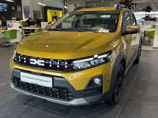 Schräge Frontansicht auf einen Dacia Sandero , freigestellt