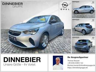 Schräge Frontansicht auf einen Opel Corsa , freigestellt