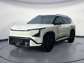 Schräge Frontansicht auf einen Kia EV5 , freigestellt