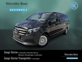 Schräge Frontansicht auf einen Mercedes-Benz Vito , freigestellt