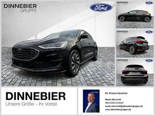 Schräge Frontansicht auf einen Ford Focus , freigestellt