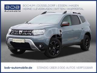 Schräge Frontansicht auf einen Dacia Duster , freigestellt