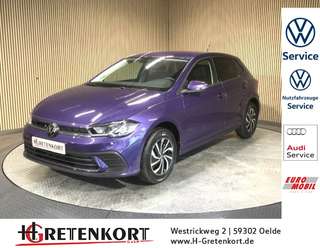 Schräge Frontansicht auf einen Volkswagen Polo , freigestellt